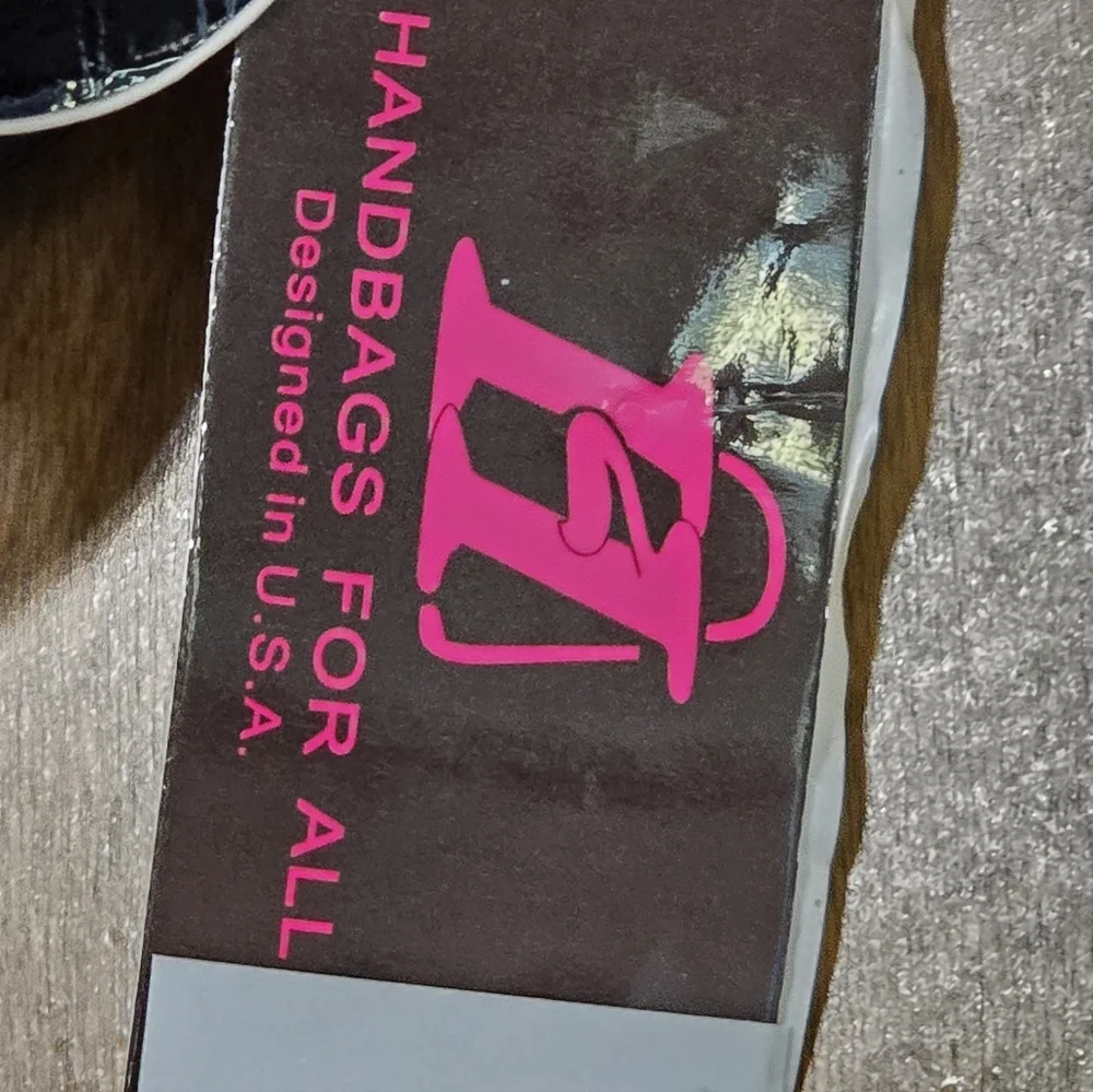 Elegant Black Floral Crossbody Bag - Picture 4 of 7